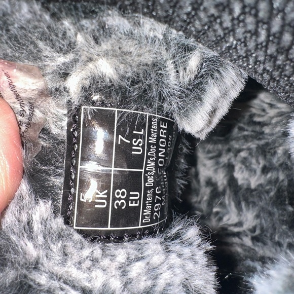 Dr Martens Leonore Chelsea fur line boot. Suede light gray. Size 7 - Picture 7 of 7